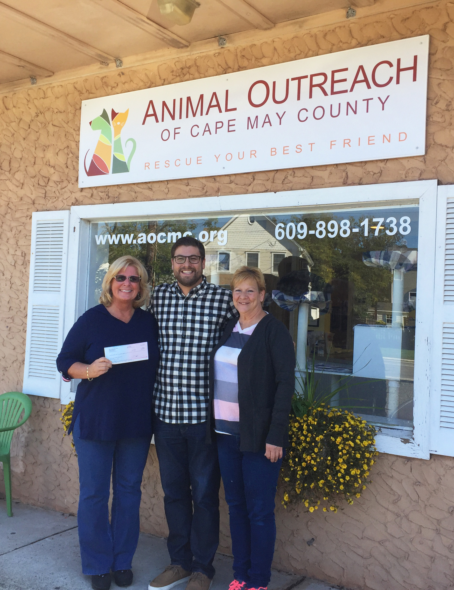 Montreal Beach Resort Raises $650 to Benefit Animal Outreach of Cape May County