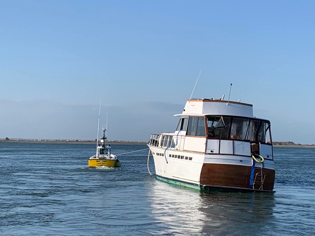 The vessel being towed to Schooner's Marina